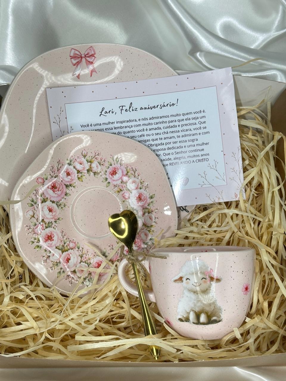 Kit de louça rosa dentro da embalagem presente