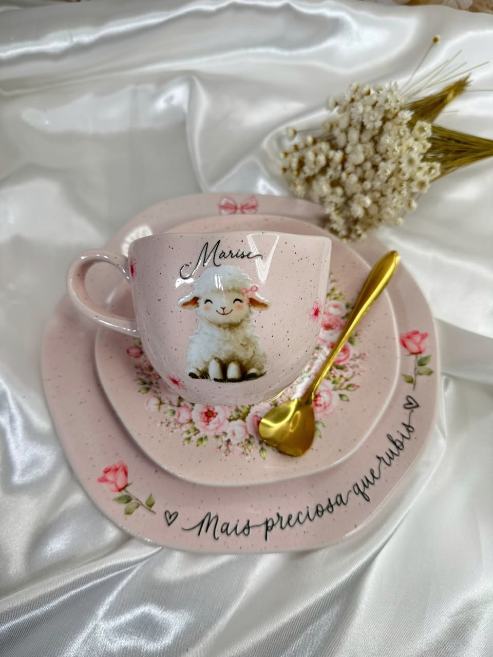 Louça cristã rosa com xícara, pires e prato